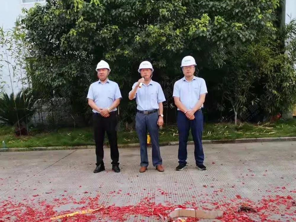 桂林鴻程董事長容平勛發表致辭桂林鴻程機電設備有限公司廠區2#生產廠房開工大吉！